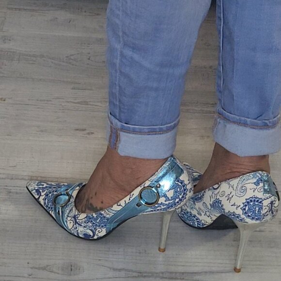 Unique Vintage Paisley Print Blue/Cream Fabric Heels Size 8.5 - Picture 1 of 10